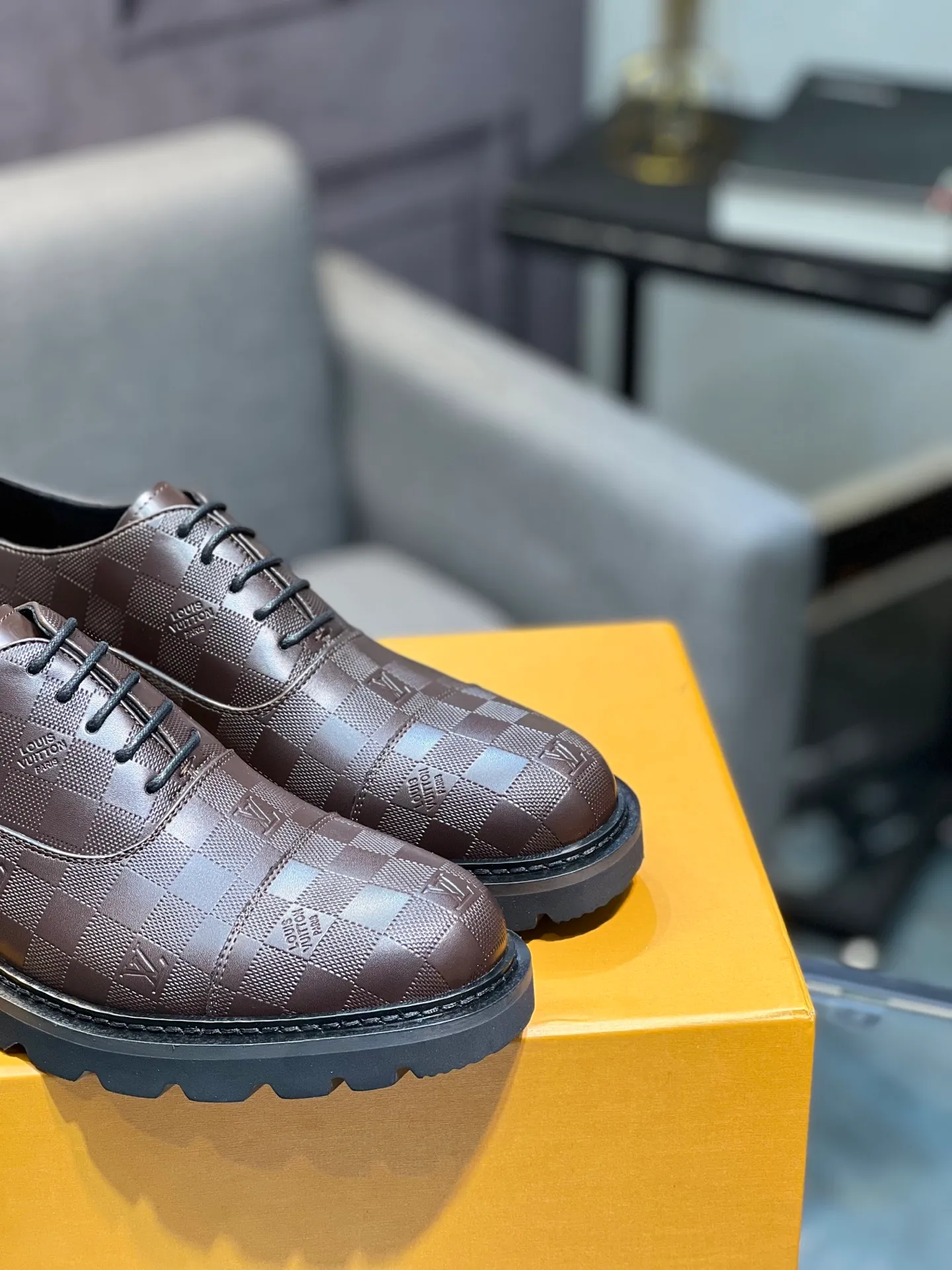 Men's shoes 💰820 [LV] - High-end quality - Upper: 🔝 tumbled cowhide, Nappa cowhide, brand logo sewn on shoe body - Lining: cowhide, foot pads; water-dyed cowhide - Outsole: TPR·rubber foam; two-color molded outsole -Super high quality control·Fine workmanship: highlighted (high-end·luxury·grade) -Size: 39-44 (38 45 can be customized)